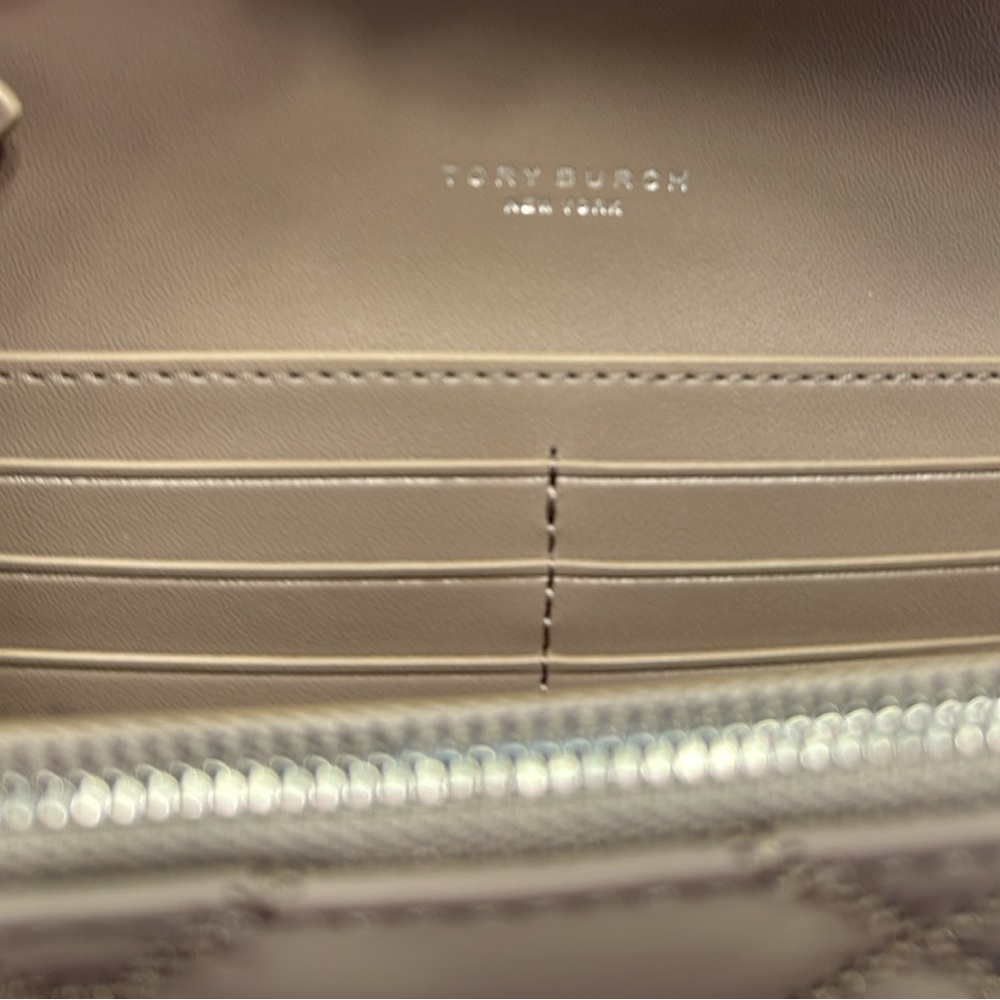 Tory Burch Willa Quilted Bag - Picture 4 of 10